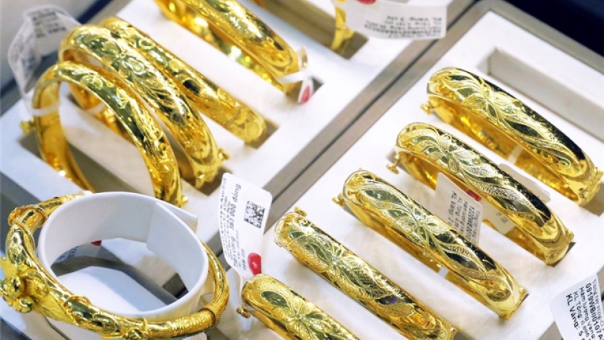 Domestic gold prices reach one-year high