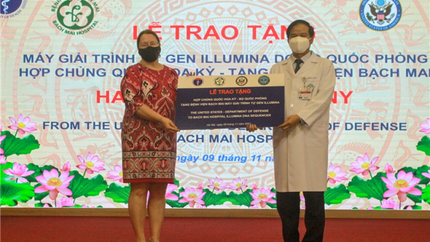 US donates gene sequencing machine to Bach Mai Hospital 