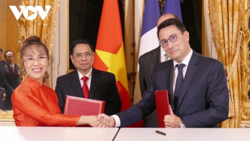 Vietnam, France sign numerous cooperation agreements, MoUs