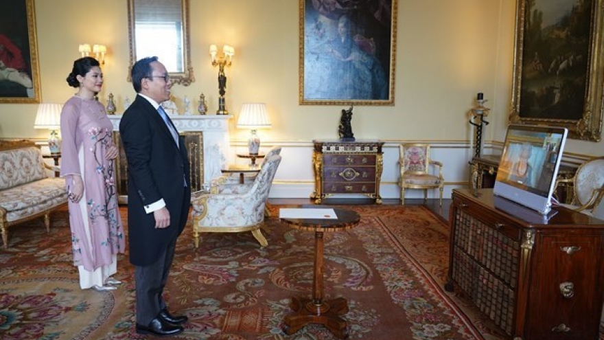 Vietnamese Ambassador presents credentials to Queen Elizabeth II