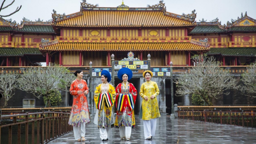 Designer Viet Bao promotes Ao Dai at National Tourism Year festival