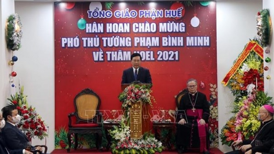Deputy PM offers Christmas greetings to Catholics in Hue