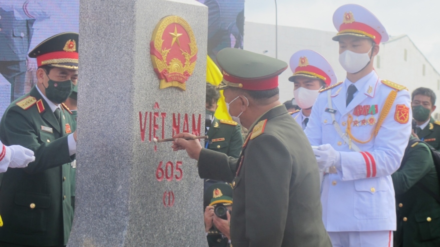 Vietnam, Laos hold first border defence friendship exchange