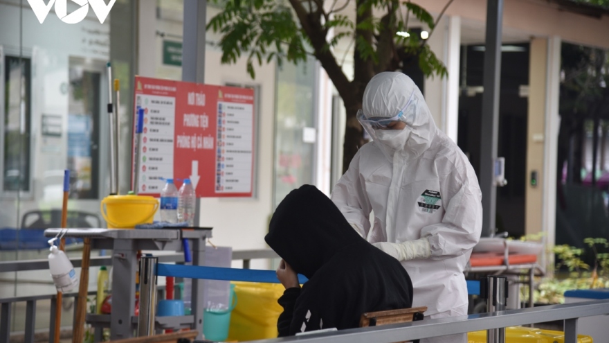 COVID-19: Hanoi records close to 1,000 new infections, just behind HCM City