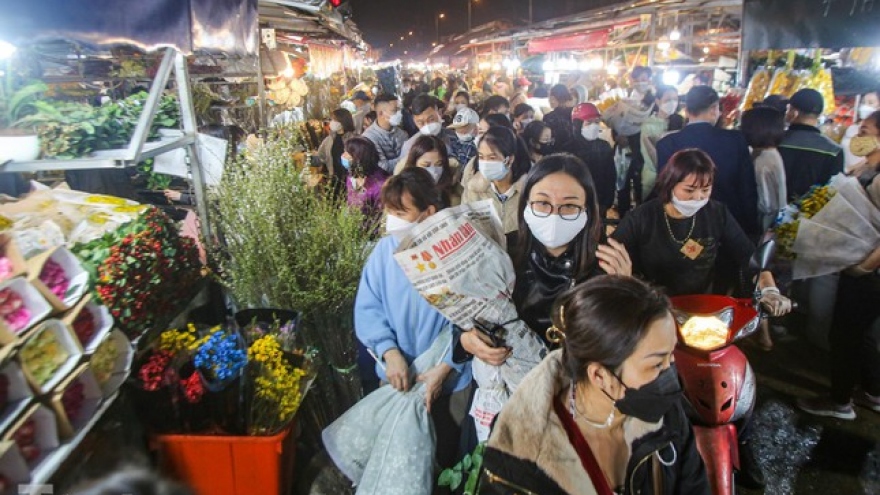 Quang An night flower market bustling ahead of Tet