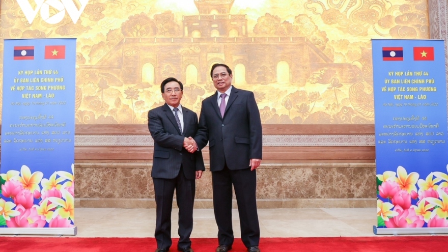 Vietnamese, Lao PMs witness signing of nine cooperation documents 