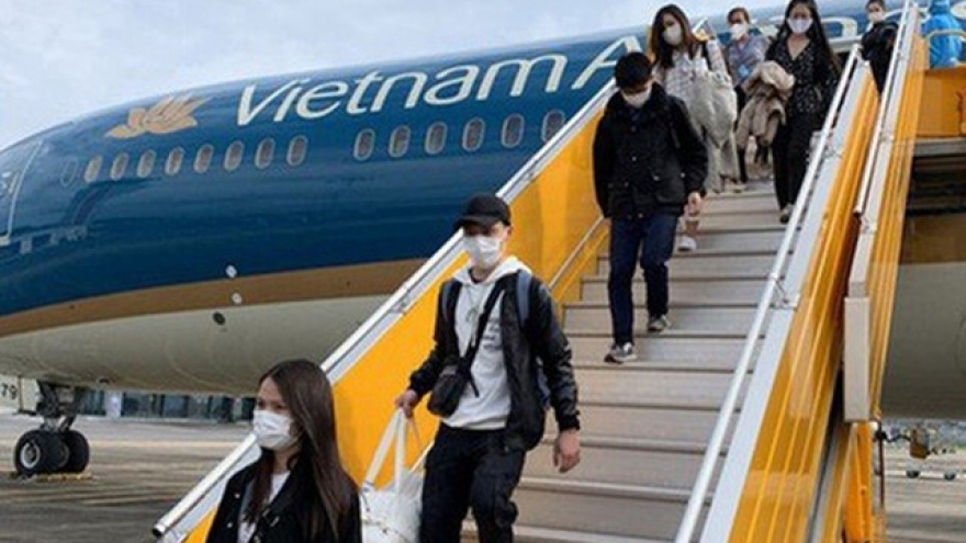 Over 1,700 passengers enter Vietnam on first three days of int’l flight resumption