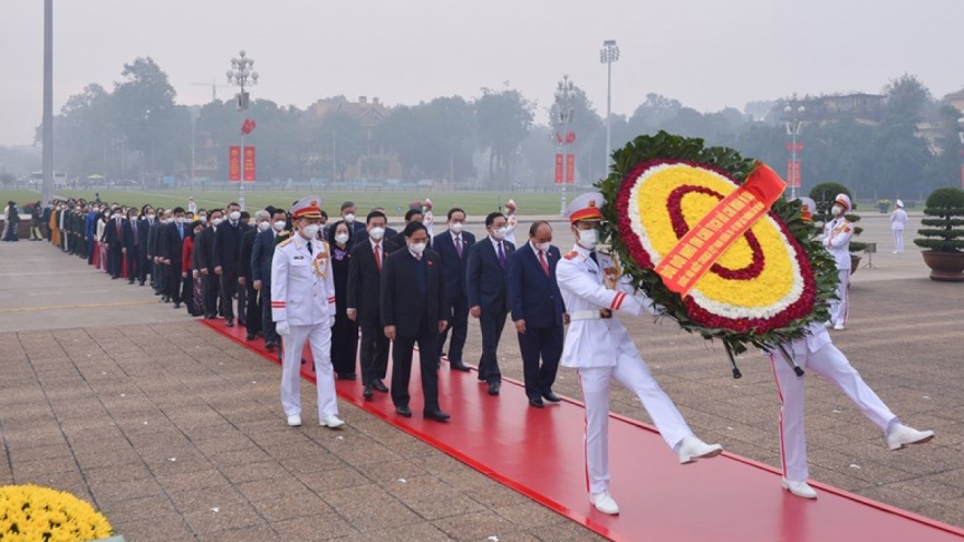 Party and State leaders pay tribute to President Ho Chi Minh