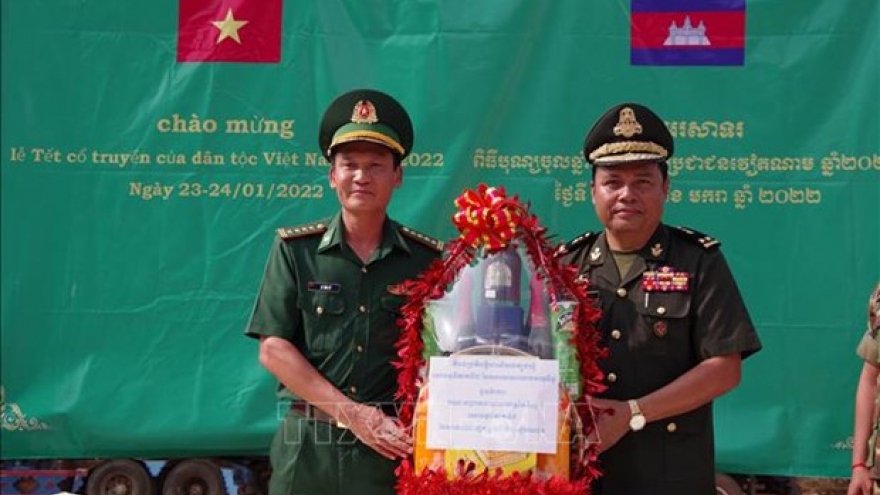 Cambodian armed forces present Tet gifts to Tay Ninh armed forces