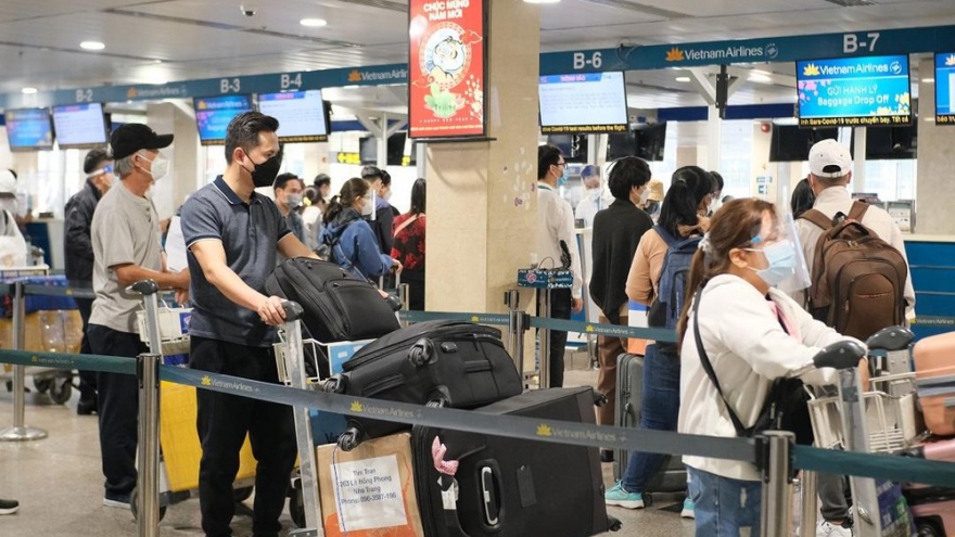 Tan Son Nhat airport crowded with returnees for Tet holiday