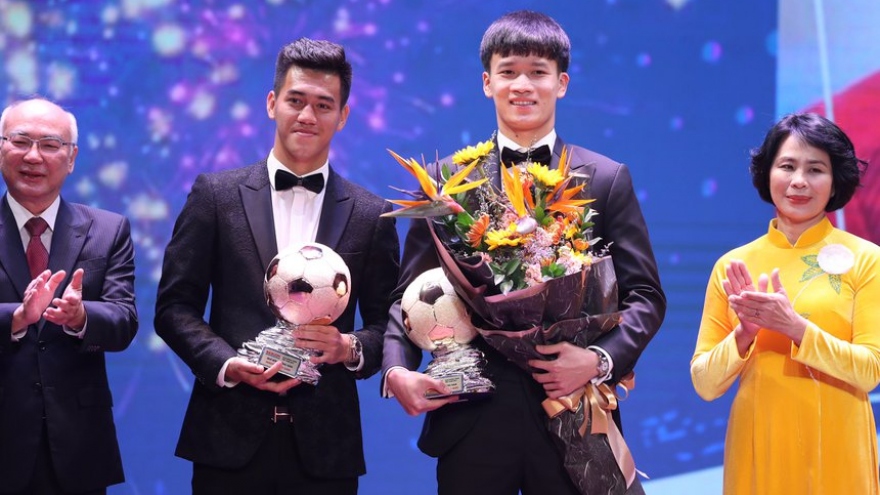 Midfielder Hoang Duc first time receives Golden Ball Awards