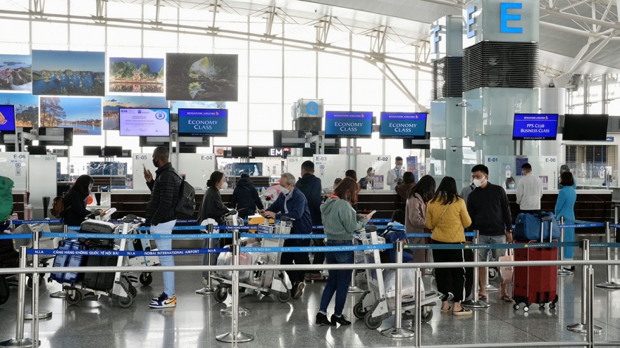 Number of passengers via airports in February sees 58% rise