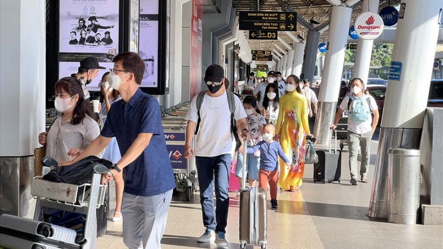 Tan Son Nhat International Airport busy on third day of first lunar month
