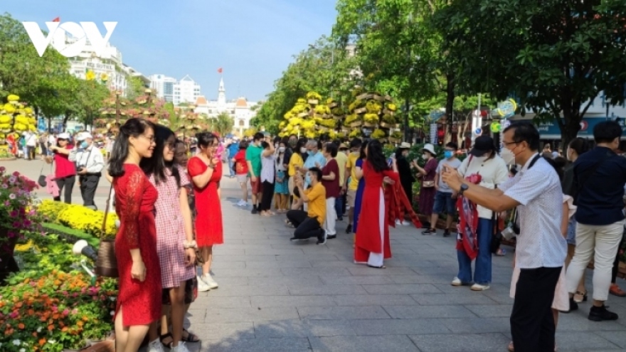 HCM City residents jubilantly celebrate Tet holiday on largest flower street