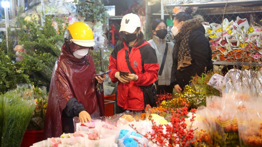 Night flower market crowded on the eve of Valentine’s Day 2022