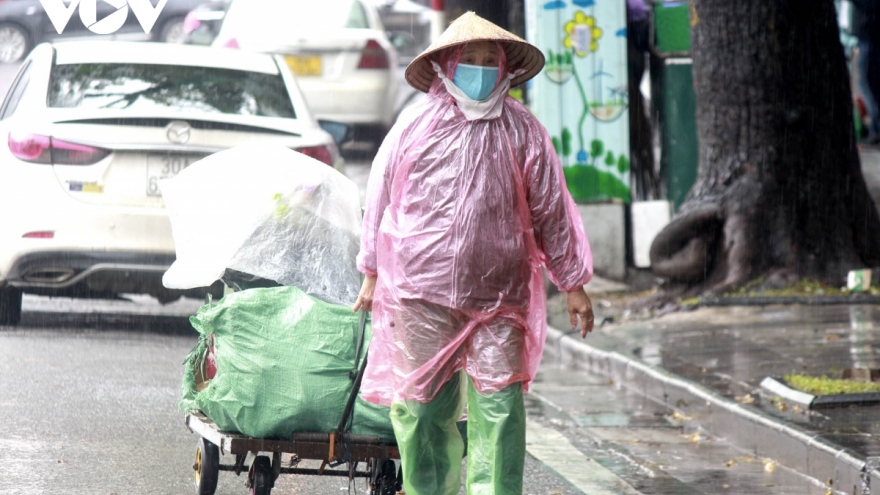 Outdoor workers in Hanoi make a living amid chilly conditions