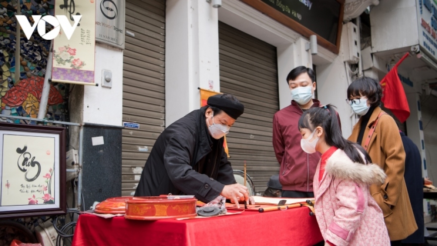 Hanoians line up for calligraphic works outside Temple of Literature