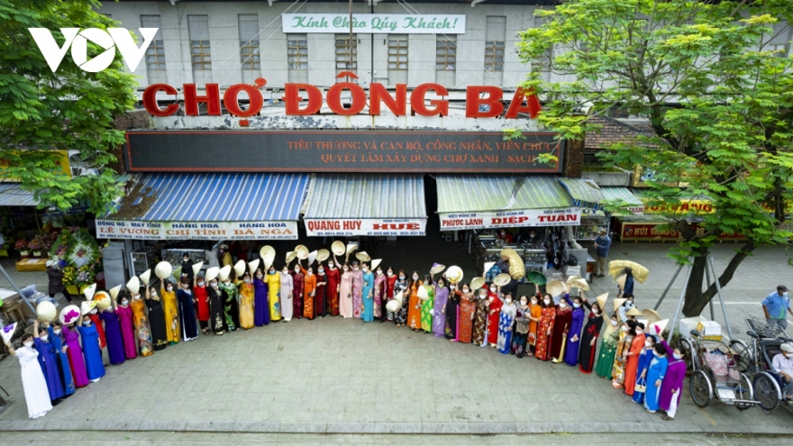 Small traders in Dong Ba market don Ao Dai to welcome visitors