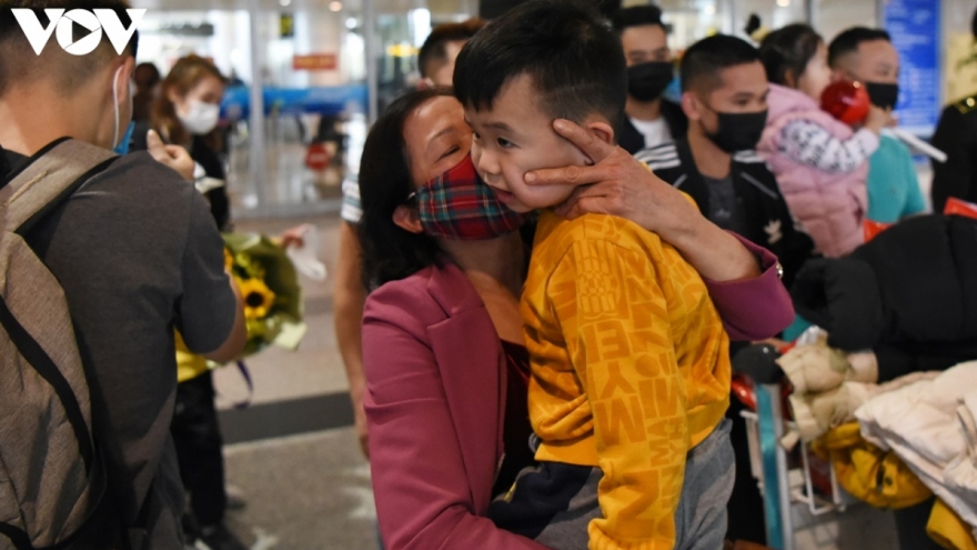 Vietnamese citizens burst with joy upon returning from Ukraine