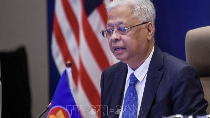 Malaysian PM arrives in Hanoi, meets local businesses 