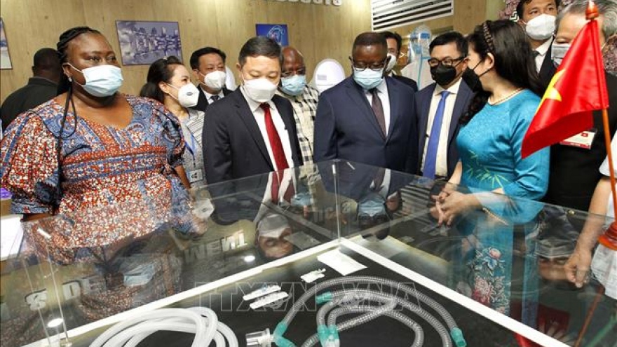Sierra Leone President explores Saigon Hi-Tech Park model 
