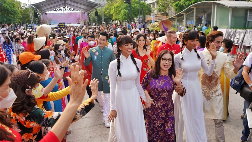 Ao Dai street parade in HCM City attracts thousands of women