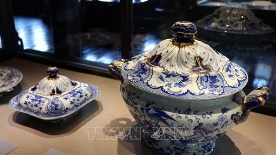 Exhibition displays Hue royal antiques in Hanoi