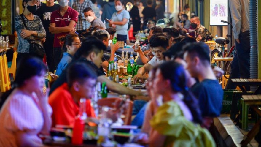 City street eateries crowded again as nighttime ban eased