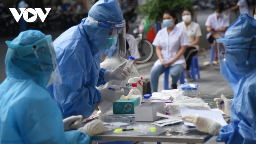 Daily COVID-19 infections fall sharply to 72,000 in Vietnam 