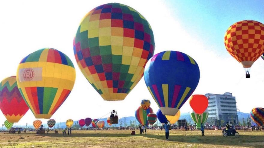 Colourful hot-air balloons fly high in the Central Highlands