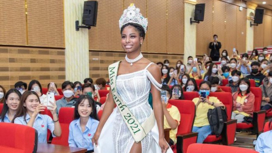 Miss Earth 2021 Destiny Wagner meets with Vietnamese students