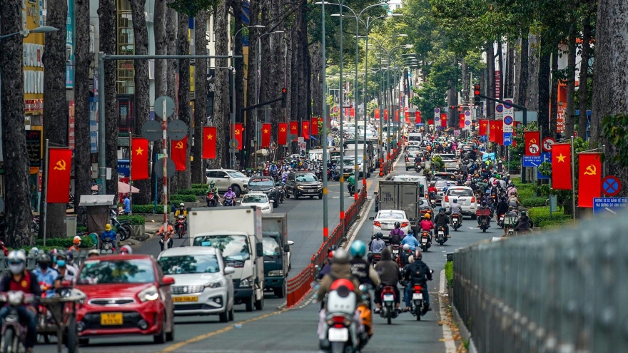 Hanoi, HCM City brilliantly decorated with national flags for Reunification Day
