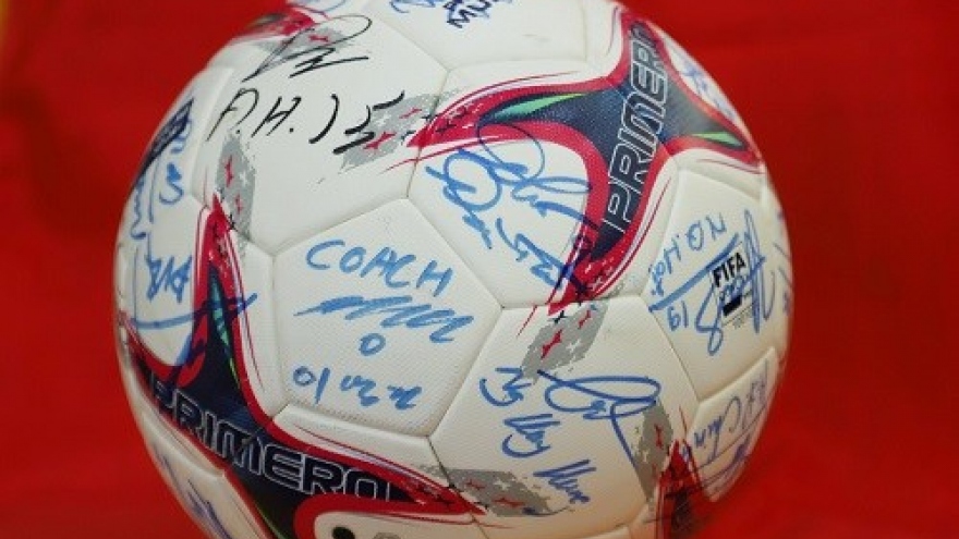 Ball with signatures of Vietnamese male players presented to Japanese PM