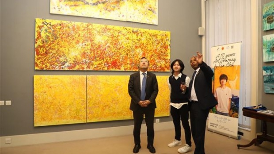 Vietnamese young artist’s paintings exhibited in UK