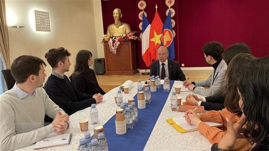 French students learn about Vietnamese relations with France, EU