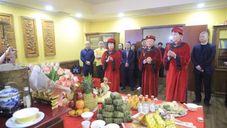 Overseas Vietnamese abroad commemorate legendary national founders