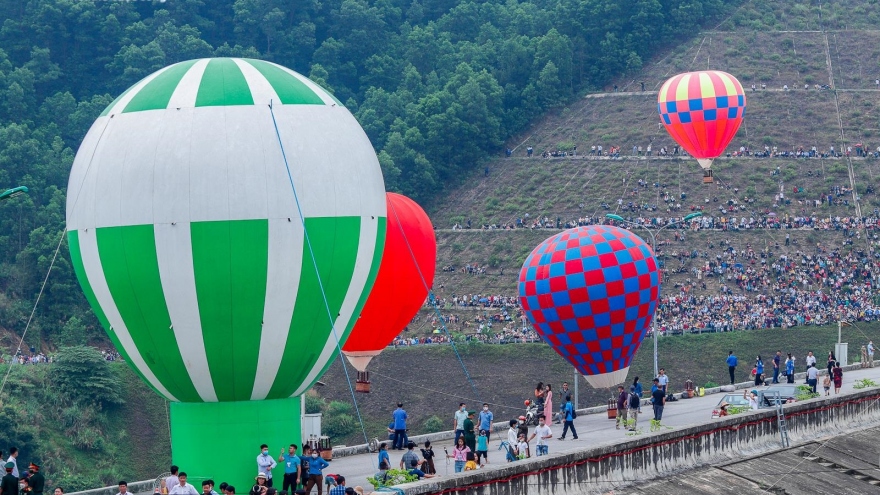 Hot air balloon festival takes to the skies above Ha Tinh