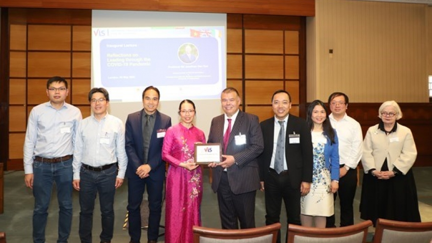 Vietnamese-British Professor becomes VIS honorary chairman