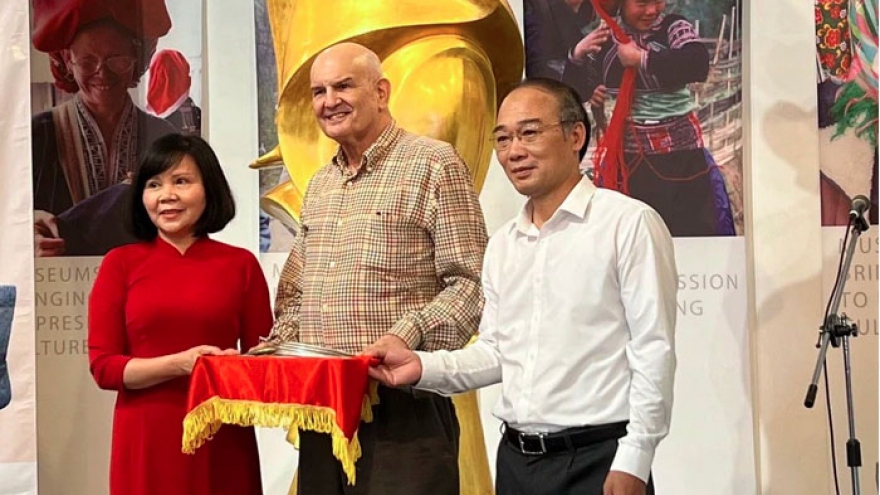 US doctor offers 500 artifacts to Vietnam Women's Museum