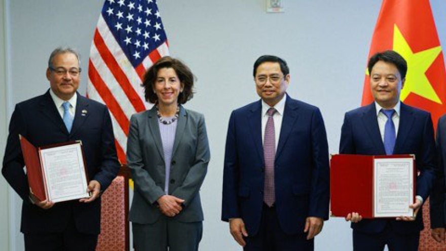 Vietnamese, US firm get investment registration certificate for LNG terminal project