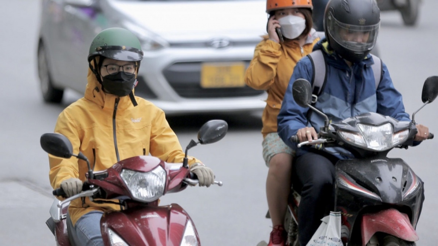 Locals bundle up as rare cold spell hits Hanoi