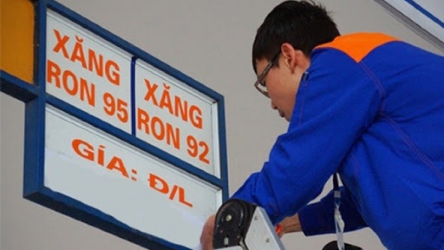 Retail petrol prices hit 8-year record high of VND30,000/litre