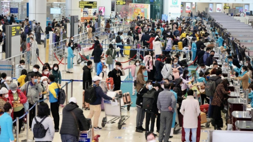 Passengers flood largest airports on final day of national holidays