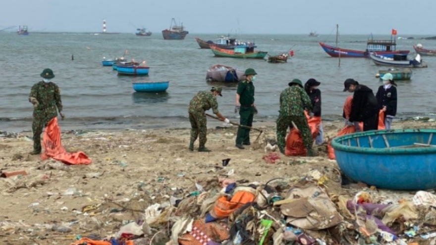 Japanese firm considers plastic waste collection project in Vietnamese waters