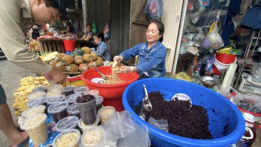 Hanoi market bustling ahead of Doan Ngo Festival