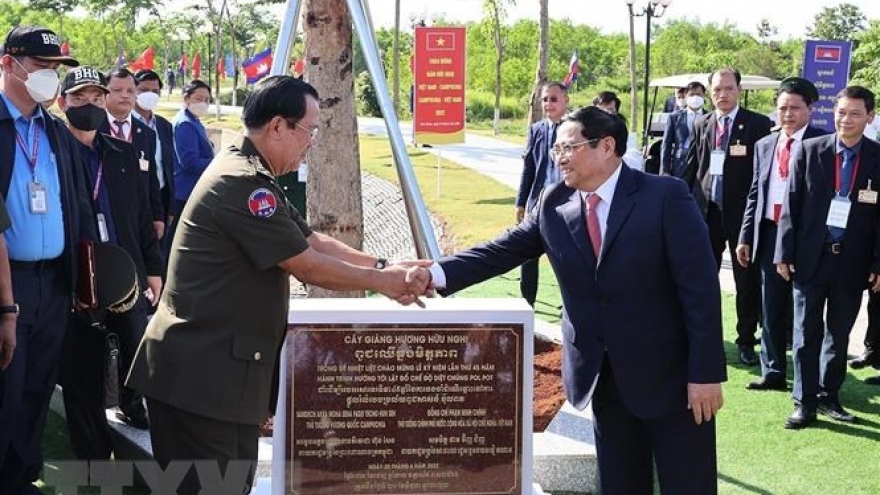 PM Hun Sen in Vietnam for 45th anniversary of search for national salvation