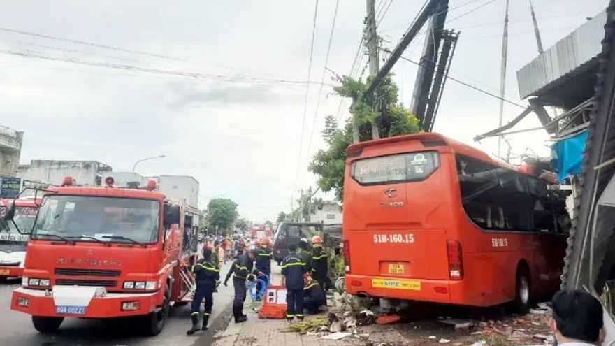 Passenger bus plows into roadside café, one dead, four injured