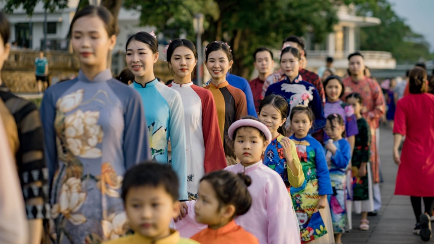 1,000 locals join Ao Dai fashion show in Hue