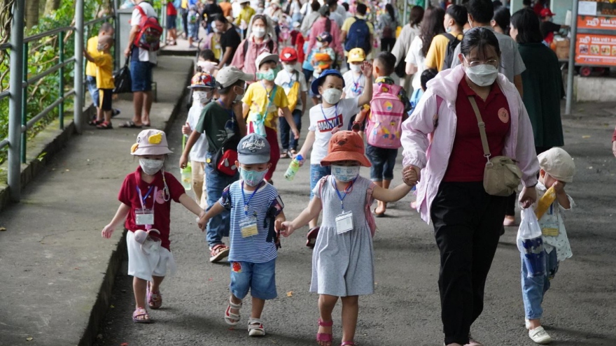 Saigon Zoo and Botanical Gardens bustling on International Children’s Day