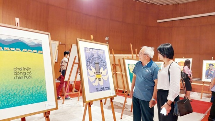 Exhibition of propaganda posters opens in Quang Ninh